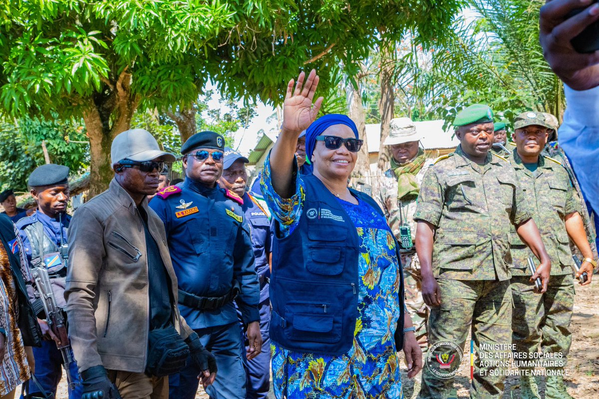 Evebazaiba's tweet photo. Malgré les défis humanitaires énormes,le gouvernement est au plus près de ses compatriotes en situation de vulnérabilité. À Béni ville, j’ai apporté de l’assistance humanitaire aux déplacés internes, aux dépendants des militaires et aux populations autochtones pygmées. https://t.co/22kei2sv8L