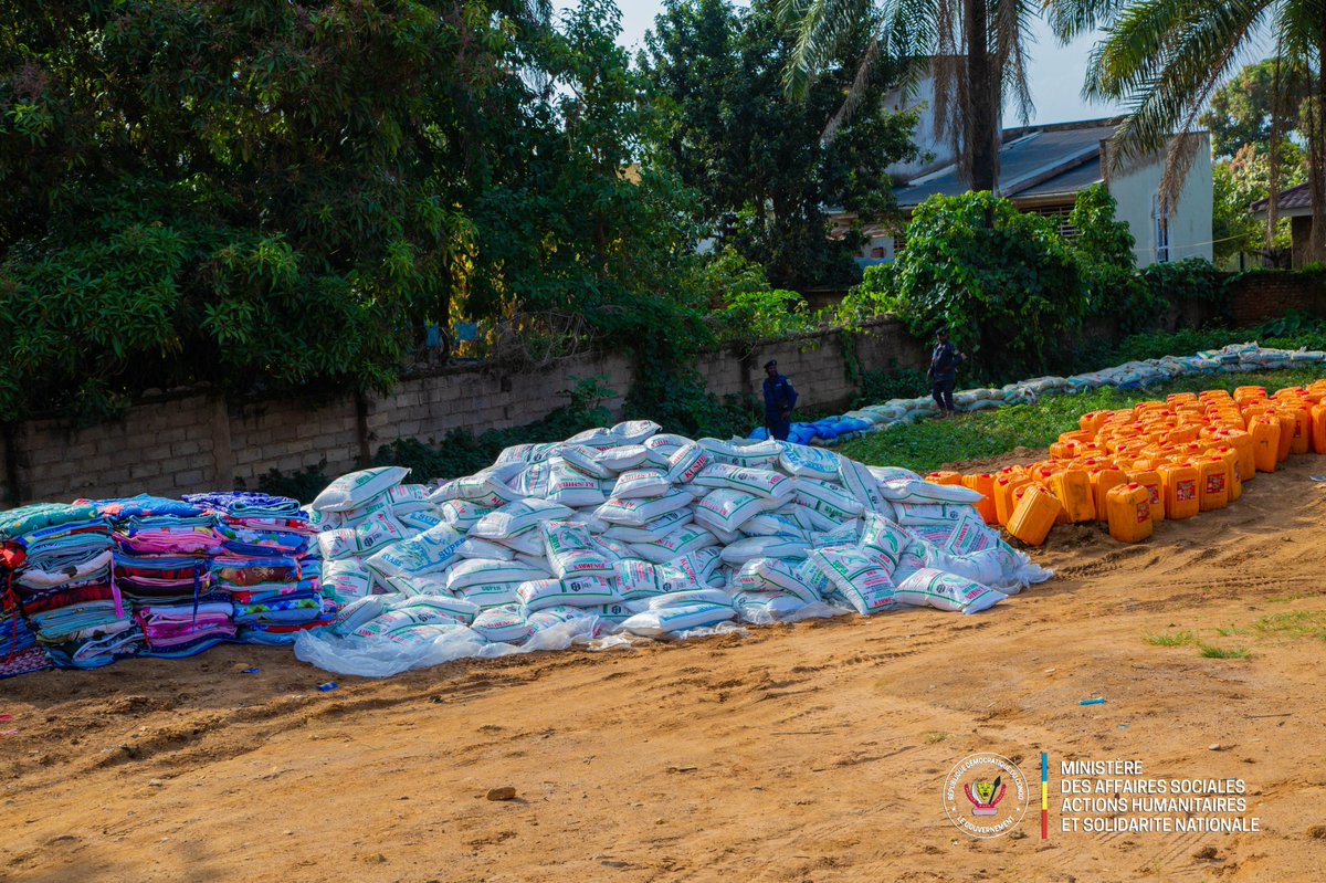 Evebazaiba's tweet photo. Malgré les défis humanitaires énormes,le gouvernement est au plus près de ses compatriotes en situation de vulnérabilité. À Béni ville, j’ai apporté de l’assistance humanitaire aux déplacés internes, aux dépendants des militaires et aux populations autochtones pygmées. https://t.co/22kei2sv8L