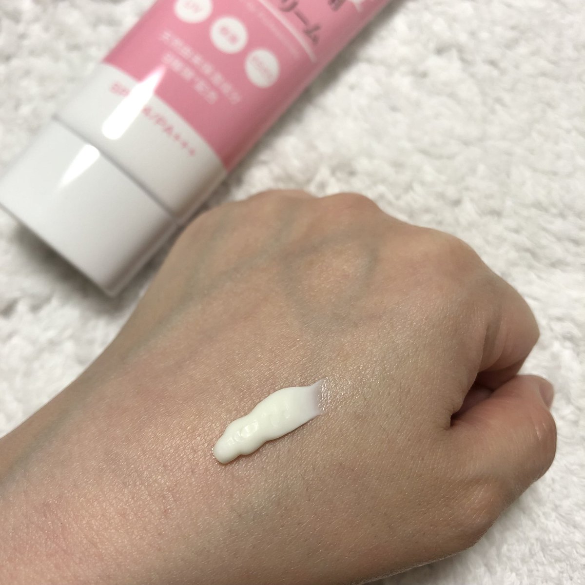 blg1278's tweet photo. 紫外線ケアもできるハンドクリーム。

伸びもよくスッと馴染みも🙆
ベタつきにくくサラッとした軽い使い心地で、作業をする前でも使いやすい使用感です。
ハンドクリーム感覚でUVケアを取り入れられるのが嬉しい！

【PR】 #プロ業務用UVハンドクリーム #軽やか #UVハンドクリーム https://t.co/6AsIJrr42F