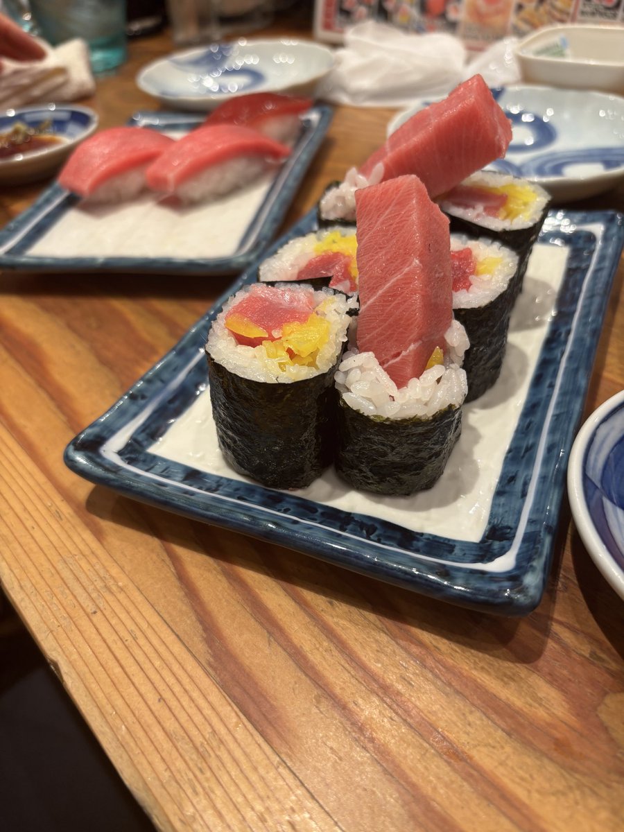 RGM79Q's tweet photo. 大阪駅前第ニビル　「さしす」
まぐろの握り、うなカツサンドは
絶品　最近は旅行者や外人も並んでる
大阪駅前ビルも観光化のせいか
ビルは古いがトイレが最新になってて
ビックリ https://t.co/MC8XsloUGl