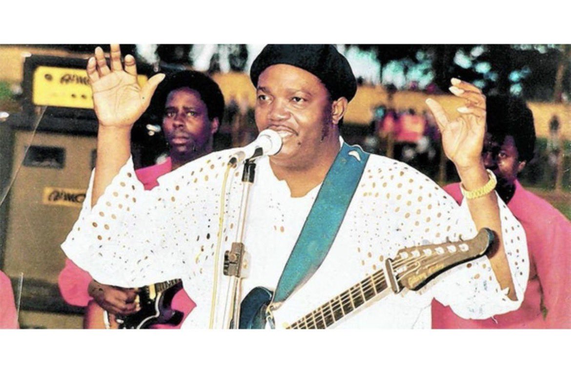 MudimbiThierry's tweet photo. QUAND ON REPREND UN MONUMENT, QUE RESTE-T-IL DE SON ÂME ?

Il existe des chansons que le temps transforme en patrimoine émotionnel. « Chéri, cherche une maison à louer pour moi », associée au Grand Maître Franco Luambo, appartient à cette catégorie. En découvrant la nouvelle interprétation de Fally Ipupa @fallyipupa01, une question s’impose : peut-on moderniser un classique sans déplacer ce qui faisait son âme ? À partir de quel moment l’hommage cesse-t-il de prolonger l’œuvre pour devenir une autre chanson portant simplement ses habits ?

Dans l’original, la force ne résidait pas seulement dans la mélodie. Tout racontait quelque chose : les voix, les silences, les guitares, les cuivres et cette tension permanente entre la parole et l’orchestre. La chanson ressemblait presque à une pièce de théâtre radiophonique. La guitare de Franco ne se contentait pas d’accompagner : elle semblait répondre, contester, consoler et parfois même juger. Voilà une question essentielle : quand on reprend une telle œuvre, faut-il seulement respecter ses notes ou également préserver sa dramaturgie ?

Et puis il y a cette femme qui demande qu’on lui cherche une autre maison. Mais demande-t-elle réellement quatre murs et un toit ? On peut entendre derrière ses paroles une demande beaucoup plus profonde : changer d’adresse pour changer de vie. Quitter un lieu chargé d’anciens souvenirs, échapper aux regards, aux habitudes et aux fantômes sentimentaux. Dans cette lecture, déménager devient presque un acte de renaissance. Peut-on comprendre cette chanson si l’on retire cette peur du passé qui frappe encore à la porte ?

C’est peut-être là que se cache une partie du génie de #FrancoLuambo : avoir transformé une histoire intime en photographie sociale. Dans nos villes, l’amour ne vit pas toujours à deux. Il existe aussi sous le regard de la parcelle, du quartier, des voisins, des amis et de tous ceux qui connaissent l’histoire d’avant. Comment reconstruire tranquillement un couple lorsque l’ancien amour connaît encore votre porte ? Comment recommencer lorsque tout le quartier possède les archives de votre passé ? La maison devient alors une frontière symbolique entre l’ancienne vie et celle que l’on veut construire.

C’est précisément cette tension que je peine à retrouver dans la nouvelle version. La production est moderne, la voix est maîtrisée, mais où est passée l’urgence ? Où sont les fantômes ? Où est cette impression qu’une femme doit partir avant que son passé ne la rattrape ? Et lorsque les dédicaces les fameux mabanga prennent davantage de place, une autre question apparaît : dans la reprise d’un monument musical, jusqu’où peut-on imposer les codes commerciaux d’aujourd’hui sans affaiblir la narration d’hier ?

Le problème n’est donc pas de savoir si un artiste contemporain possède ou non le droit artistique de revisiter Franco. Chaque génération dialogue avec son patrimoine. La véritable interrogation est ailleurs : une reprise doit-elle seulement faire danser son époque ou doit-elle aussi transmettre la mémoire de l’œuvre qu’elle reprend ? Moderniser n’est pas nécessairement améliorer, comme respecter l’original ne signifie pas refuser l’évolution. Mais lorsqu’on retire la douleur, le dialogue orchestral et la profondeur sociale d’une chanson.

Franco n’avait peut-être pas seulement écrit une chanson sur une maison à louer. Il avait construit une maison musicale dans laquelle vivaient la peur, l’amour, la mémoire, le quartier et l’espoir d’un nouveau départ. Voilà pourquoi certaines œuvres exigent davantage qu’un remix : elles exigent une compréhension. On peut repeindre les murs, changer les meubles et moderniser l’éclairage. Mais peut-on casser les fondations et continuer à appeler cela la même maison ? Certaines chansons vieillissent. D’autres deviennent des adresses de notre mémoire collective. Et lorsqu’on entre ds ces maisons-là, la première règle devrait peut-être être simple : ne pas chasser l’âme des lieux 
Le Musonge @MudimbiThierry