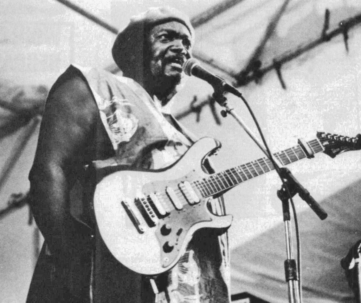 MudimbiThierry's tweet photo. QUAND ON REPREND UN MONUMENT, QUE RESTE-T-IL DE SON ÂME ?

Il existe des chansons que le temps transforme en patrimoine émotionnel. « Chéri, cherche une maison à louer pour moi », associée au Grand Maître Franco Luambo, appartient à cette catégorie. En découvrant la nouvelle interprétation de Fally Ipupa @fallyipupa01, une question s’impose : peut-on moderniser un classique sans déplacer ce qui faisait son âme ? À partir de quel moment l’hommage cesse-t-il de prolonger l’œuvre pour devenir une autre chanson portant simplement ses habits ?

Dans l’original, la force ne résidait pas seulement dans la mélodie. Tout racontait quelque chose : les voix, les silences, les guitares, les cuivres et cette tension permanente entre la parole et l’orchestre. La chanson ressemblait presque à une pièce de théâtre radiophonique. La guitare de Franco ne se contentait pas d’accompagner : elle semblait répondre, contester, consoler et parfois même juger. Voilà une question essentielle : quand on reprend une telle œuvre, faut-il seulement respecter ses notes ou également préserver sa dramaturgie ?

Et puis il y a cette femme qui demande qu’on lui cherche une autre maison. Mais demande-t-elle réellement quatre murs et un toit ? On peut entendre derrière ses paroles une demande beaucoup plus profonde : changer d’adresse pour changer de vie. Quitter un lieu chargé d’anciens souvenirs, échapper aux regards, aux habitudes et aux fantômes sentimentaux. Dans cette lecture, déménager devient presque un acte de renaissance. Peut-on comprendre cette chanson si l’on retire cette peur du passé qui frappe encore à la porte ?

C’est peut-être là que se cache une partie du génie de #FrancoLuambo : avoir transformé une histoire intime en photographie sociale. Dans nos villes, l’amour ne vit pas toujours à deux. Il existe aussi sous le regard de la parcelle, du quartier, des voisins, des amis et de tous ceux qui connaissent l’histoire d’avant. Comment reconstruire tranquillement un couple lorsque l’ancien amour connaît encore votre porte ? Comment recommencer lorsque tout le quartier possède les archives de votre passé ? La maison devient alors une frontière symbolique entre l’ancienne vie et celle que l’on veut construire.

C’est précisément cette tension que je peine à retrouver dans la nouvelle version. La production est moderne, la voix est maîtrisée, mais où est passée l’urgence ? Où sont les fantômes ? Où est cette impression qu’une femme doit partir avant que son passé ne la rattrape ? Et lorsque les dédicaces les fameux mabanga prennent davantage de place, une autre question apparaît : dans la reprise d’un monument musical, jusqu’où peut-on imposer les codes commerciaux d’aujourd’hui sans affaiblir la narration d’hier ?

Le problème n’est donc pas de savoir si un artiste contemporain possède ou non le droit artistique de revisiter Franco. Chaque génération dialogue avec son patrimoine. La véritable interrogation est ailleurs : une reprise doit-elle seulement faire danser son époque ou doit-elle aussi transmettre la mémoire de l’œuvre qu’elle reprend ? Moderniser n’est pas nécessairement améliorer, comme respecter l’original ne signifie pas refuser l’évolution. Mais lorsqu’on retire la douleur, le dialogue orchestral et la profondeur sociale d’une chanson.

Franco n’avait peut-être pas seulement écrit une chanson sur une maison à louer. Il avait construit une maison musicale dans laquelle vivaient la peur, l’amour, la mémoire, le quartier et l’espoir d’un nouveau départ. Voilà pourquoi certaines œuvres exigent davantage qu’un remix : elles exigent une compréhension. On peut repeindre les murs, changer les meubles et moderniser l’éclairage. Mais peut-on casser les fondations et continuer à appeler cela la même maison ? Certaines chansons vieillissent. D’autres deviennent des adresses de notre mémoire collective. Et lorsqu’on entre ds ces maisons-là, la première règle devrait peut-être être simple : ne pas chasser l’âme des lieux 
Le Musonge @MudimbiThierry