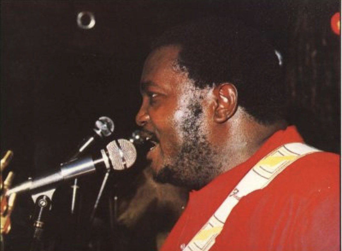 MudimbiThierry's tweet photo. QUAND ON REPREND UN MONUMENT, QUE RESTE-T-IL DE SON ÂME ?

Il existe des chansons que le temps transforme en patrimoine émotionnel. « Chéri, cherche une maison à louer pour moi », associée au Grand Maître Franco Luambo, appartient à cette catégorie. En découvrant la nouvelle interprétation de Fally Ipupa @fallyipupa01, une question s’impose : peut-on moderniser un classique sans déplacer ce qui faisait son âme ? À partir de quel moment l’hommage cesse-t-il de prolonger l’œuvre pour devenir une autre chanson portant simplement ses habits ?

Dans l’original, la force ne résidait pas seulement dans la mélodie. Tout racontait quelque chose : les voix, les silences, les guitares, les cuivres et cette tension permanente entre la parole et l’orchestre. La chanson ressemblait presque à une pièce de théâtre radiophonique. La guitare de Franco ne se contentait pas d’accompagner : elle semblait répondre, contester, consoler et parfois même juger. Voilà une question essentielle : quand on reprend une telle œuvre, faut-il seulement respecter ses notes ou également préserver sa dramaturgie ?

Et puis il y a cette femme qui demande qu’on lui cherche une autre maison. Mais demande-t-elle réellement quatre murs et un toit ? On peut entendre derrière ses paroles une demande beaucoup plus profonde : changer d’adresse pour changer de vie. Quitter un lieu chargé d’anciens souvenirs, échapper aux regards, aux habitudes et aux fantômes sentimentaux. Dans cette lecture, déménager devient presque un acte de renaissance. Peut-on comprendre cette chanson si l’on retire cette peur du passé qui frappe encore à la porte ?

C’est peut-être là que se cache une partie du génie de #FrancoLuambo : avoir transformé une histoire intime en photographie sociale. Dans nos villes, l’amour ne vit pas toujours à deux. Il existe aussi sous le regard de la parcelle, du quartier, des voisins, des amis et de tous ceux qui connaissent l’histoire d’avant. Comment reconstruire tranquillement un couple lorsque l’ancien amour connaît encore votre porte ? Comment recommencer lorsque tout le quartier possède les archives de votre passé ? La maison devient alors une frontière symbolique entre l’ancienne vie et celle que l’on veut construire.

C’est précisément cette tension que je peine à retrouver dans la nouvelle version. La production est moderne, la voix est maîtrisée, mais où est passée l’urgence ? Où sont les fantômes ? Où est cette impression qu’une femme doit partir avant que son passé ne la rattrape ? Et lorsque les dédicaces les fameux mabanga prennent davantage de place, une autre question apparaît : dans la reprise d’un monument musical, jusqu’où peut-on imposer les codes commerciaux d’aujourd’hui sans affaiblir la narration d’hier ?

Le problème n’est donc pas de savoir si un artiste contemporain possède ou non le droit artistique de revisiter Franco. Chaque génération dialogue avec son patrimoine. La véritable interrogation est ailleurs : une reprise doit-elle seulement faire danser son époque ou doit-elle aussi transmettre la mémoire de l’œuvre qu’elle reprend ? Moderniser n’est pas nécessairement améliorer, comme respecter l’original ne signifie pas refuser l’évolution. Mais lorsqu’on retire la douleur, le dialogue orchestral et la profondeur sociale d’une chanson.

Franco n’avait peut-être pas seulement écrit une chanson sur une maison à louer. Il avait construit une maison musicale dans laquelle vivaient la peur, l’amour, la mémoire, le quartier et l’espoir d’un nouveau départ. Voilà pourquoi certaines œuvres exigent davantage qu’un remix : elles exigent une compréhension. On peut repeindre les murs, changer les meubles et moderniser l’éclairage. Mais peut-on casser les fondations et continuer à appeler cela la même maison ? Certaines chansons vieillissent. D’autres deviennent des adresses de notre mémoire collective. Et lorsqu’on entre ds ces maisons-là, la première règle devrait peut-être être simple : ne pas chasser l’âme des lieux 
Le Musonge @MudimbiThierry