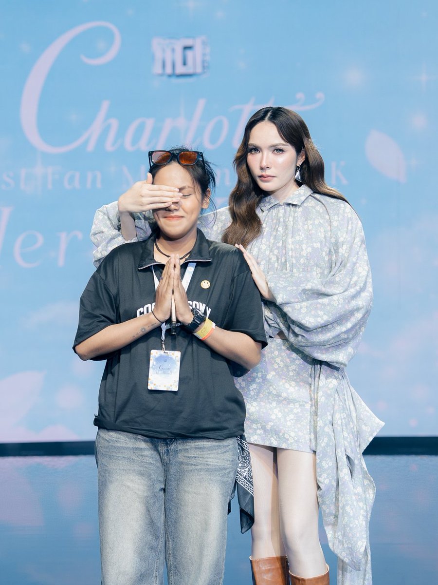Nickyyy3003's tweet photo. มากราบแม่ครู ที่เอเชียทีค

HERE WITH YOU CL
#Charlotte1stFanMeetInBKK
#ชาล็อตออสติน #CharlotteAustin https://t.co/BKH6qFjzo1
