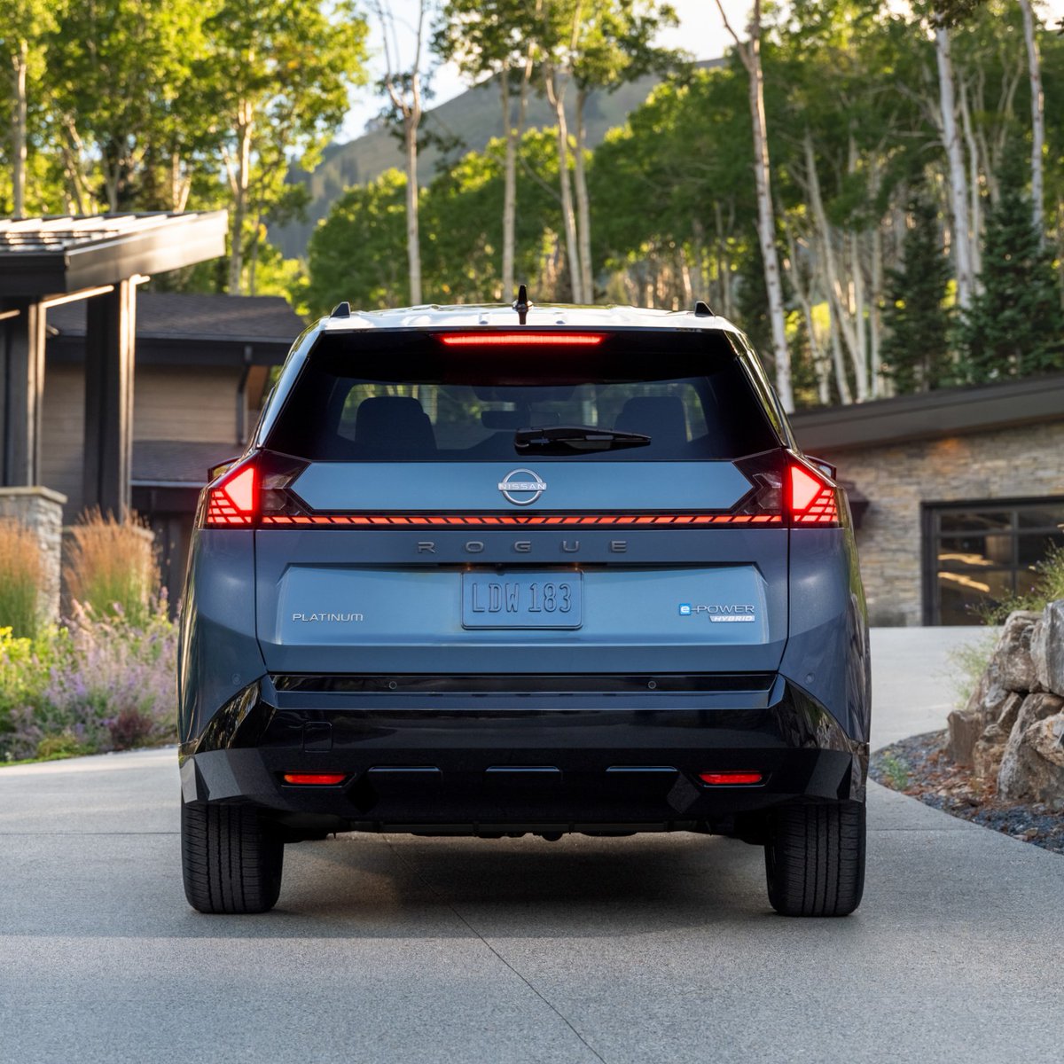NissanGlobal's tweet photo. アメリカで、新型「ローグ ハイブリッド」が待望のデビュー。

米国でのベストセラーSUV「ローグ」に、日産独自の最新ハイブリッド「e POWER」(第3世代)を搭載し、ハイブリッドが待ち望まれていたアメリカの地についにお届けします。100％モーター駆動ならではのEVのようにスムーズな加速と静粛性で、多くのお客さまに選ばれるモデルとなるよう全力を尽くしていきます。

米国市場初となる日産の「e-POWER」搭載モデルに、ぜひご注目ください。

🔻米国向け新型「ローグ ハイブリッド 」の詳細はこちら
https://t.co/jN6j5KxZZy