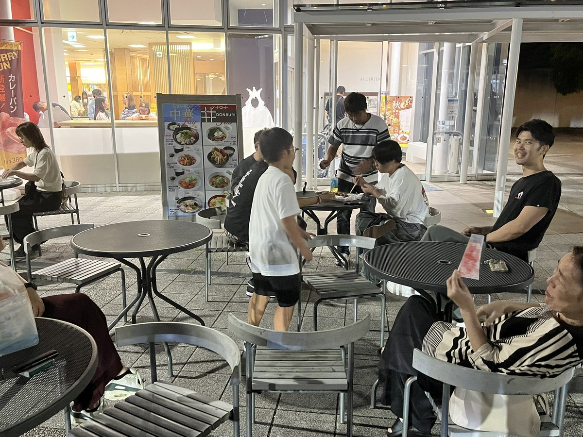 ichika8010's tweet photo. 昨日、カルピス氏主催の伍聖廻が終わって広島住んでたときによく行ってたお好み焼き食べに行った🤘

他のOKAYAMANは小谷SAで飯を食ってるらしい。

だいぶ遅くSAに行ったのにまだ居たこいつら🥲

さらにアホ話で盛り上がって帰るのちょう遅くなった😑

1番安くて小さいコーヒー飲んでる人がいた🦹‍♀️ https://t.co/Gnuixk2jLZ
