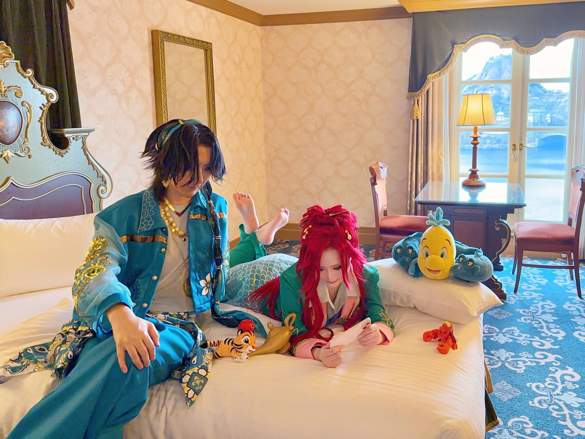 springdream_10's tweet photo. 台風だからミナとお部屋で新章読んで過ごした🎶
 #Dハロ仮装2026 #Dハロツイステ https://t.co/ALi38USjhR