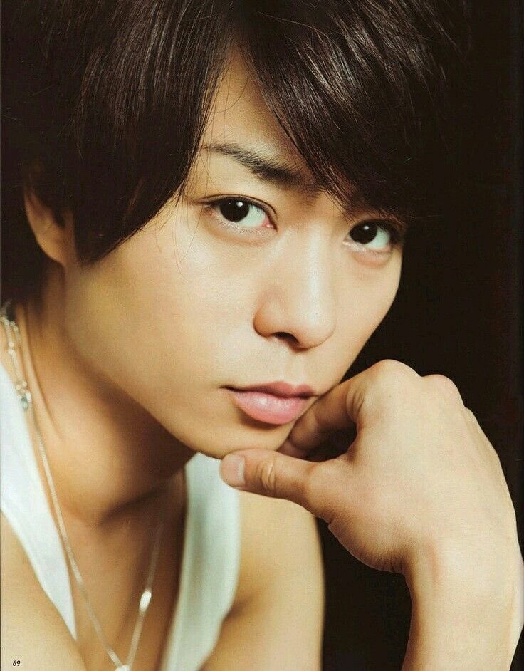 sakuramochishio's tweet photo. 好きな櫻井くんの角度は断然右斜め横派です（理由①先端鋭利眉と前髪から成る△黄金領域が拝めるため②眉の凛々しさと相まってこちらに視線を向けたときの目力が素晴らしいため） https://t.co/2kdsNMGmC9