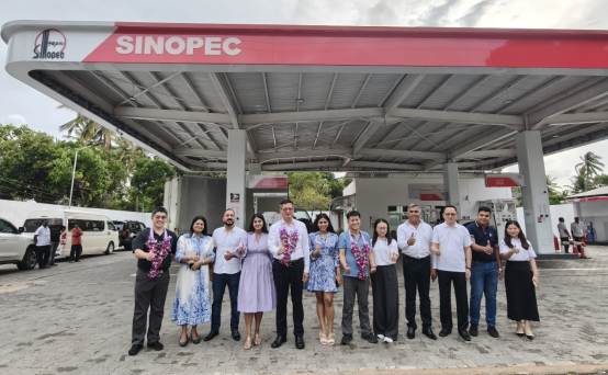 ChinaEmbSL's tweet photo. For the 3rd stop of the visit, H.E. Ambassador WEI Huaxiang toured the newly upgraded Sinopec New City Lanka Filling Station in Anuradhapura and inspected its nanofiltration drinking water station—a project turning JRDC research into community benefits.
Ambassador WEI also tasted the treated water on-site.