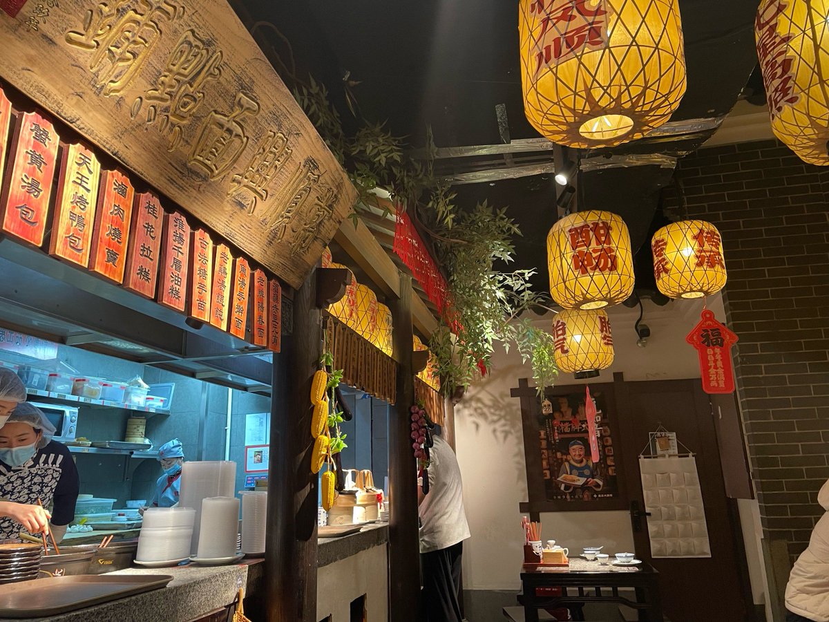 ChanelleKochert's tweet photo. 深夜食堂类推文适合营造温暖治愈的氛围，这里为你创作西班牙语推文： Hasta que las farolas se encendían, la pequea fondura seguía sirviendo tazones humeantes de fideos para el alma. Nada de lujos, solo calor que acompaa a los viajeros nocturnos. https://t.co/uuzJhAi2Nr