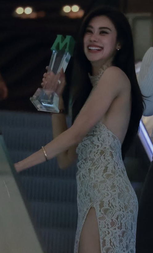 PocholoGrace's tweet photo. @JasmineLuc3y But isn't this see-through too and the slit is way to high and also her boobie is almost seen.  So it's a tie for me. 😂 https://t.co/J44kNgKFtM