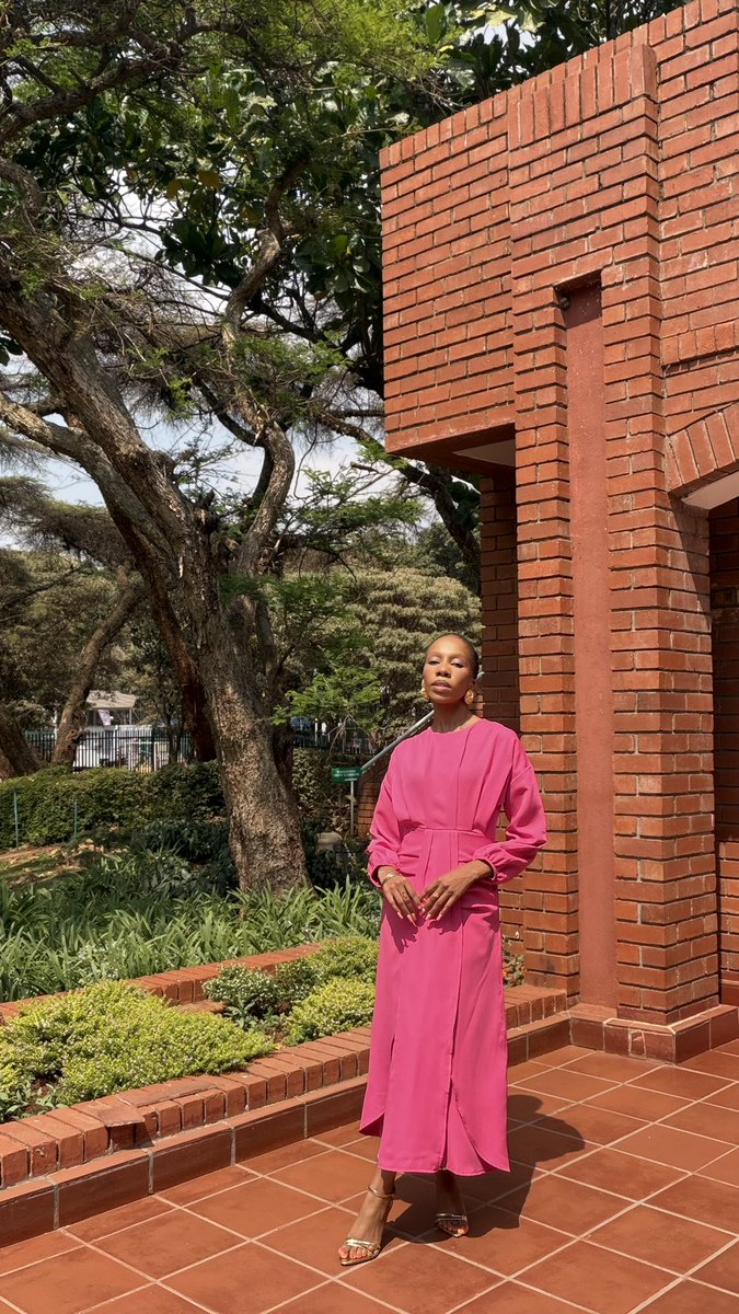 MantateQueeneth's tweet photo. Lunchtime photoshoots💖

I’ve been taking photos everyday at lunch time for the past 3 weeks and I must say the consistency is top tier. The plan is to have a collage of all the workday looks for the month I’d have spent in #Harare. 

A selfiestick is as essential to my work handbag as my lipstick/gloss🤭

#Style #Work