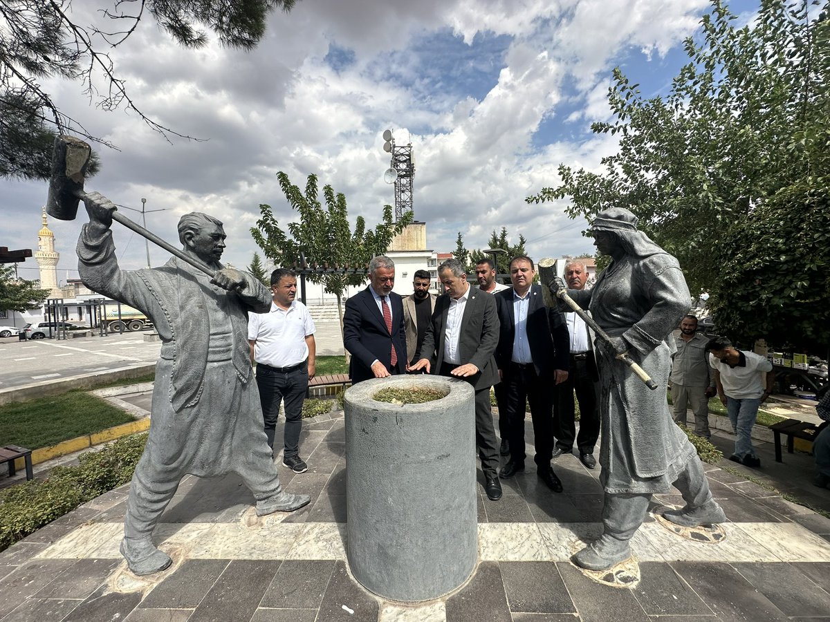 CumhurUzun48's tweet photo. YENİ Parti Şanlıurfa İl Yöneticilerimiz ve Hilvan İlçe Başkanımız Sayın Mehmet Celal Avcı ile birlikte Hilvan esnafımızı ziyaret ettik.

Sokağın sesini dinledik, esnafımızın derdine ortak olduk.

YENİ Parti iktidarında esnafımız yeniden kazanacak, yüzler yeniden gülecek. https://t.co/hpDiESNk0B