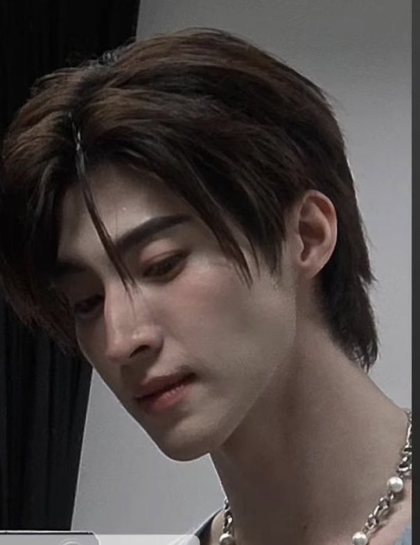 Keptman_blue's tweet photo. @haha_hikaru Get your eyes examined. An unemployed man with a long donkey face and cow nose is being treated like a handsome prize. https://t.co/KeQNrfakuM