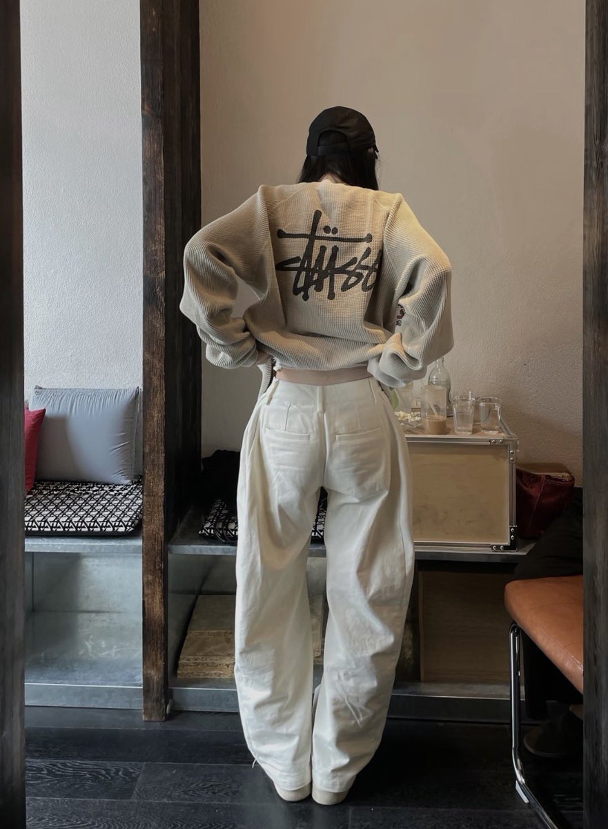 nokmust's tweet photo. Stussyのニット、魔性の魅力が過ぎて最強の秋アイテム確定してる https://t.co/mgdfQOt8hU