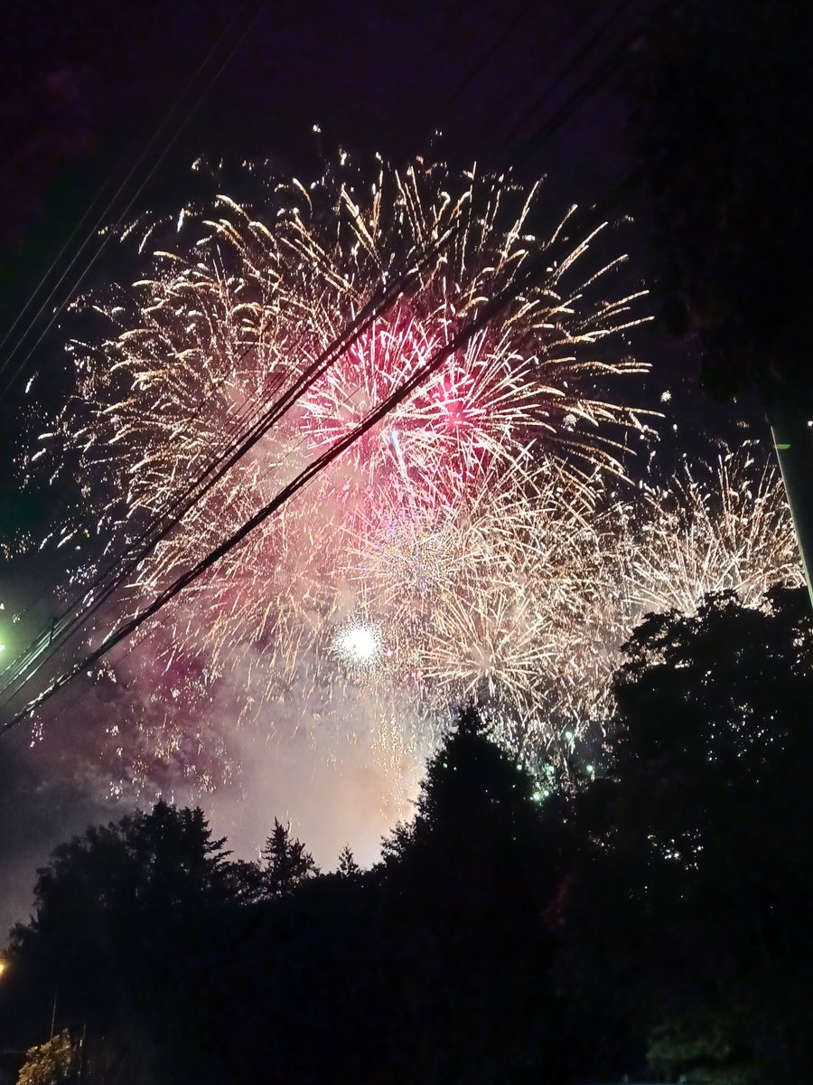 oga4040's tweet photo. 近くで花火大会やってたから見に行った
迫力凄かった🎇 https://t.co/uwaj7ZEhuA