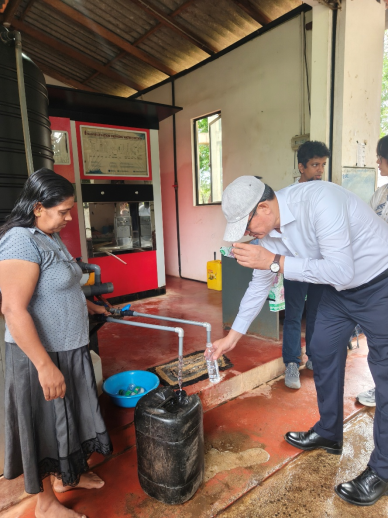 ChinaEmbSL's tweet photo. For the second stop of the visit, H.E. Ambassador WEI Huaxiang visited the Rajanganaya Nanofiltration Water Station in Anuradhapura.
Operational since 2018, this 10-ton/day advanced facility delivers safe drinking water to nearby households and school students.
During the visit, the Ambassador sampled the freshly purified water on-site—a simple bottle reflecting years of dedicated scientific cooperation and lasting friendship between China and Sri Lanka.