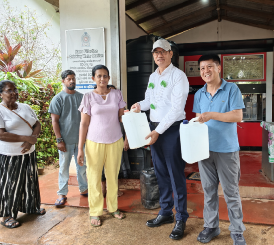 ChinaEmbSL's tweet photo. For the second stop of the visit, H.E. Ambassador WEI Huaxiang visited the Rajanganaya Nanofiltration Water Station in Anuradhapura.
Operational since 2018, this 10-ton/day advanced facility delivers safe drinking water to nearby households and school students.
During the visit, the Ambassador sampled the freshly purified water on-site—a simple bottle reflecting years of dedicated scientific cooperation and lasting friendship between China and Sri Lanka.