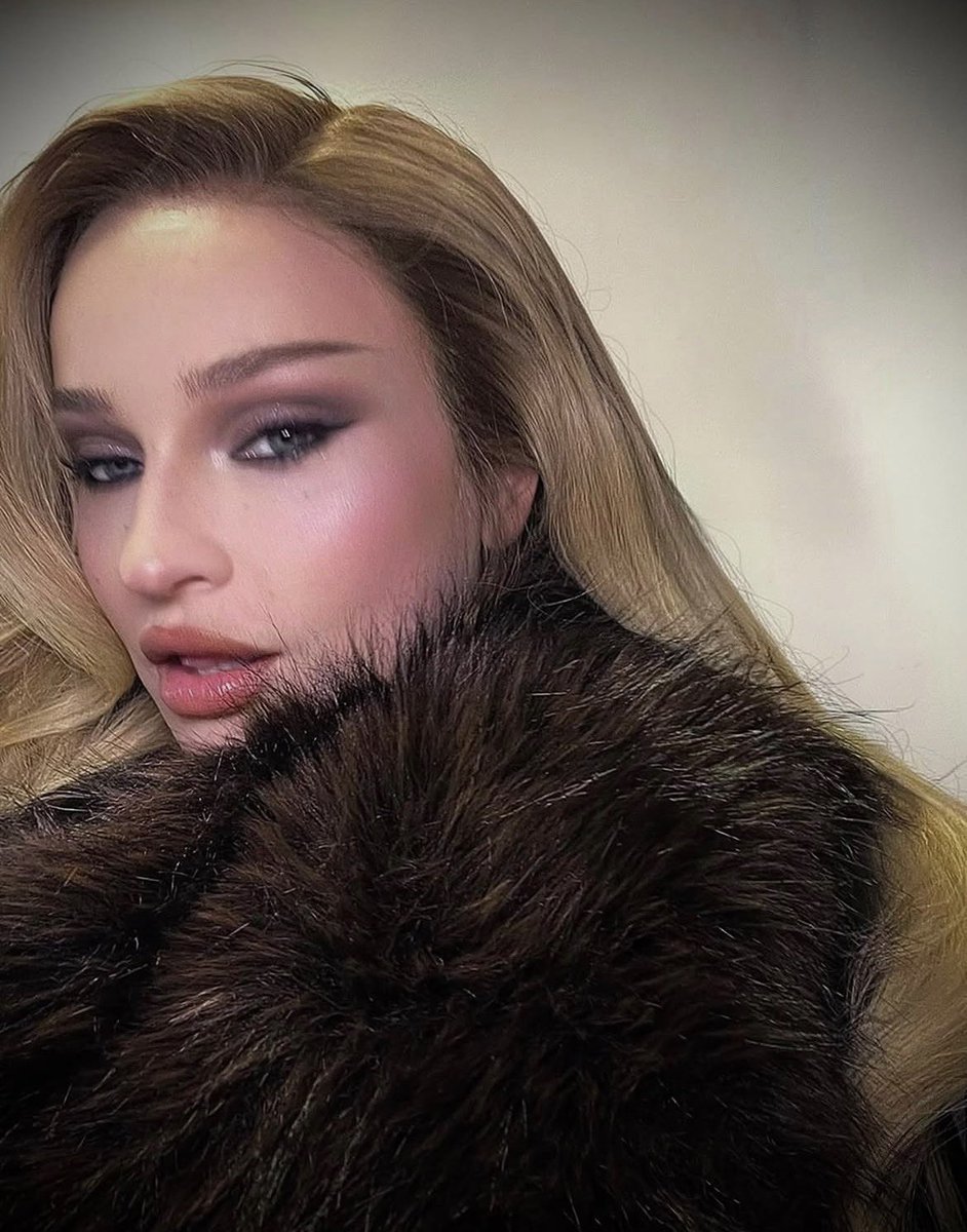 kimpetrasbrasil's tweet photo. Kim Petras revelou que não possui mais os direitos sobre suas músicas antigas.

“Eu não sou mais dona das minhas músicas antigas. Perdi um ano da minha vida para conseguir minha liberdade, vendi minhas coisas de grife, mas preferiria morrer a não viver pela arte.” https://t.co/3RM1Np1YmI
