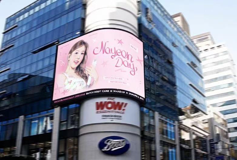 NayeonBar's tweet photo. 𝐍𝐚𝐲𝐞𝐨𝐧 𝟐𝟎𝟐𝟔 𝐁𝐢𝐫𝐭𝐡𝐝𝐚𝐲 𝐏𝐫𝐨𝐣𝐞𝐜𝐭

🪽 Myeongdong Big Screen 명동 신한은행 대형 스크린

⌛️Duration: Sep 22
📍Location: 서울시 중구 명동 1가 53-1(명동예술극장 앞) 

#나연 #NAYEON 
#ナヨン #임나연
#트와이스 #TWICE https://t.co/AqXhIp6J42