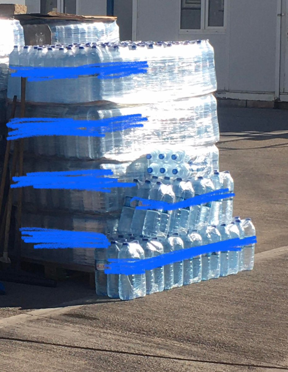 Recepsamuncu1's tweet photo. Doktorlar bol su için diyor.
Bol su.
Peki içelim.
Güneş ışığında Antalya gibi bir şehirde alev gibi duvarında altında beklemiş su.
Bispenol - A içeren plastiklerden bu ısıyla beraber bu maddeler suya geçiyor.
Sonra vücudumuza.
Sonra kanser.
Denetim nerde ? https://t.co/GnZk0HxeZa