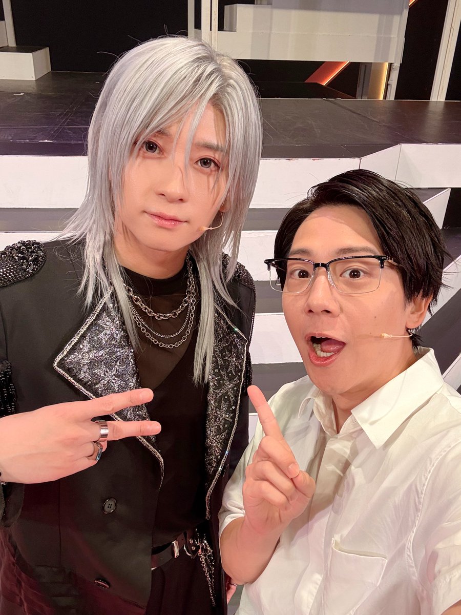 TaizoShiina's tweet photo. 「多聞くん今どっち！？」THE STAGE
9日目が無事に終了しました！
足元の悪い中ご来場ありがとうございます！
今日は昼公演の後にトークショーがありました。
もっと沢山喋っていたかったなー。
今日はそんなトークメンバーのお二人玲王さんと響さん。
かっこいいよなー。圧倒的オーラ。
最高なパフォーマンスです。
さて明日は本公演の千秋楽です！
早かったなー。
明日の2公演も楽しみます！