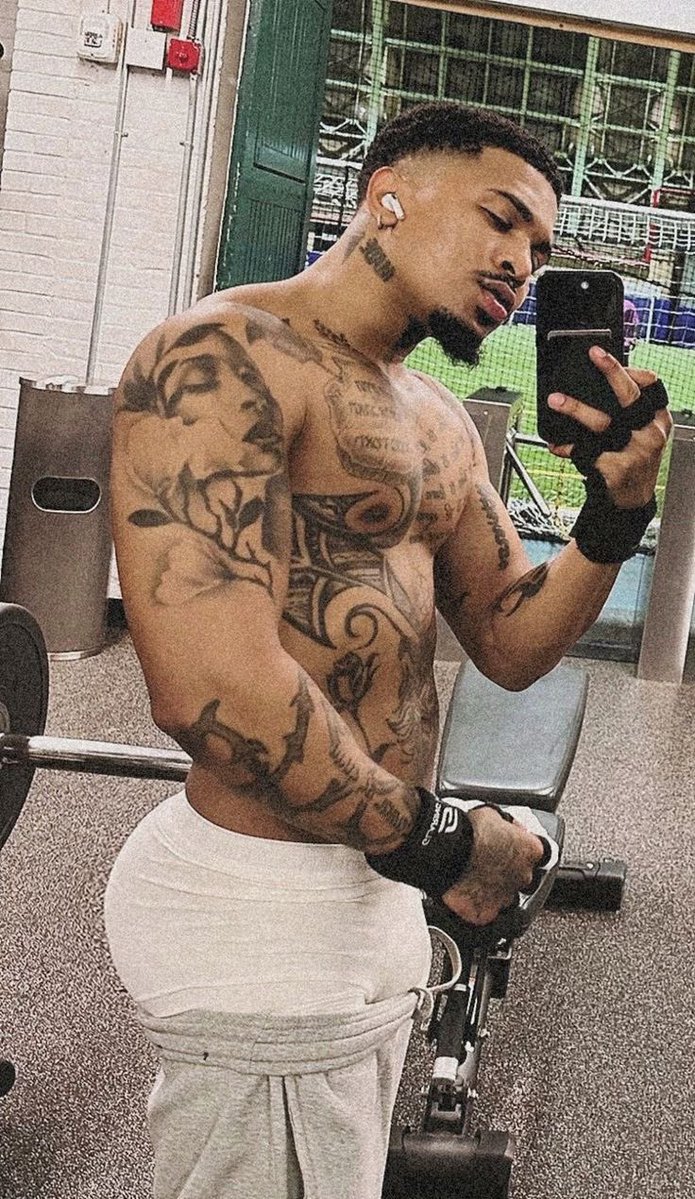 AmoduJamaldeen's tweet photo. The tattoos said “danger,” the body said “come closer.” 👀😍 https://t.co/ADJxQct9Qm