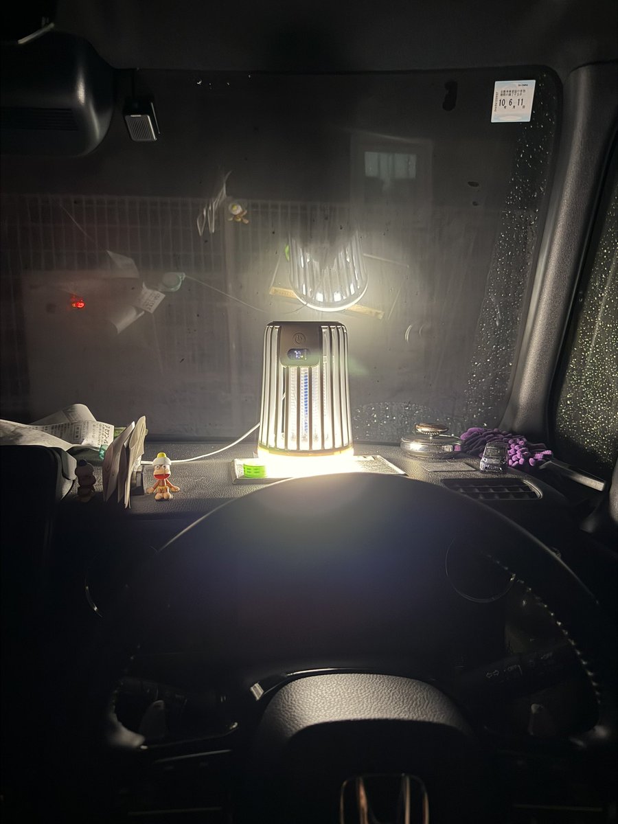mhmicchiee's tweet photo. 只今自宅前の道が絶賛冠水中の為､車を最寄りのコンビニに避難中🍱+🍙=🏪
何か雨風🍃🌀🍃治まってきたっぽいけどね(￣▽￣;) https://t.co/hZnpDrY9yI