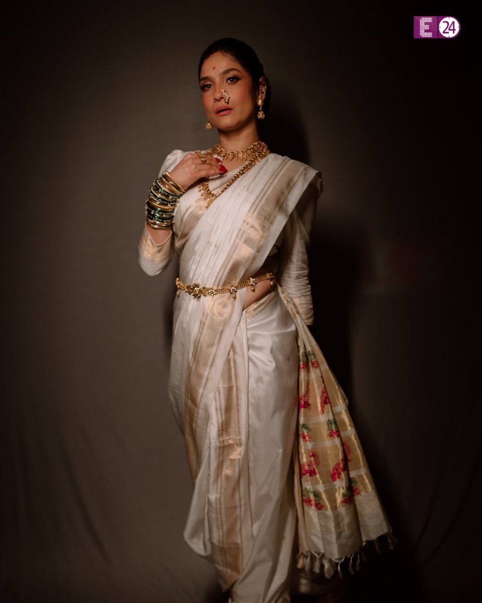 E24bollynews's tweet photo. Ankita Lokhande embraced her Marathi roots in a stunning traditional saree look, completing the desi avatar with elegant jewellery, classic makeup and graceful ethnic vibes.
.
.
.
#AnkitaLokhande #MarathiLook #MarathiGirl #TraditionalLook #SareeLook #EthnicFashion #DesiVibes #E24
Ankita Lokhande, Marathi girl look, Ankita Lokhande saree, traditional saree, Marathi fashion, e24