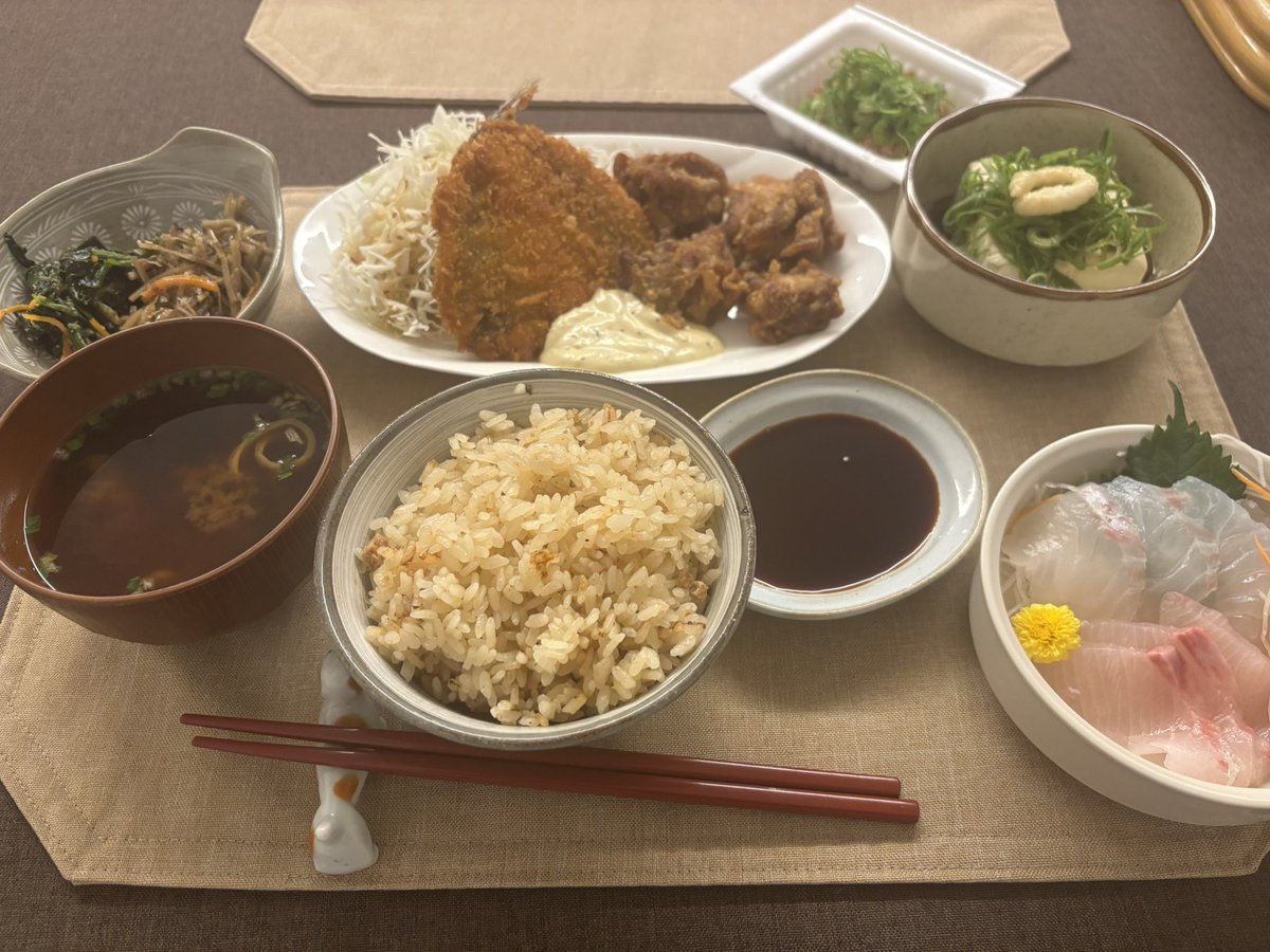 bad4educati0n's tweet photo. 全然なんも作ってないけど愛媛で買った鯛めし食べたー！めちゃうま！鯛が大好きになったわ… https://t.co/QqhNDP79tj