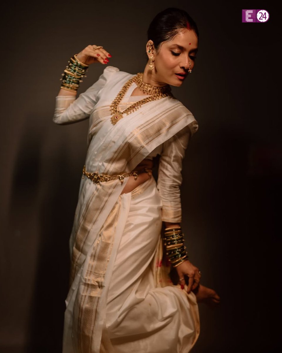 E24bollynews's tweet photo. Ankita Lokhande embraced her Marathi roots in a stunning traditional saree look, completing the desi avatar with elegant jewellery, classic makeup and graceful ethnic vibes.
.
.
.
#AnkitaLokhande #MarathiLook #MarathiGirl #TraditionalLook #SareeLook #EthnicFashion #DesiVibes #E24
Ankita Lokhande, Marathi girl look, Ankita Lokhande saree, traditional saree, Marathi fashion, e24