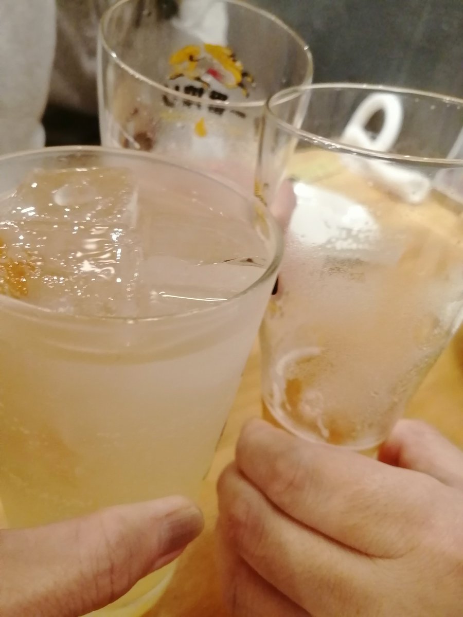 itt_yang's tweet photo. 台風で大荒れのサナカ

遊びに来てくれたサザ友ちゃんと
サザンにどっぷりの一日🎶
予定はちょっと変わっちゃったけど
サザン話に花盛り
楽しかったよー🙌

サザンがいればお天気なんて
関係ないっ😆

#サザンカンフォート
#桑んぱ〜い🍻 https://t.co/BztDT3vo7K