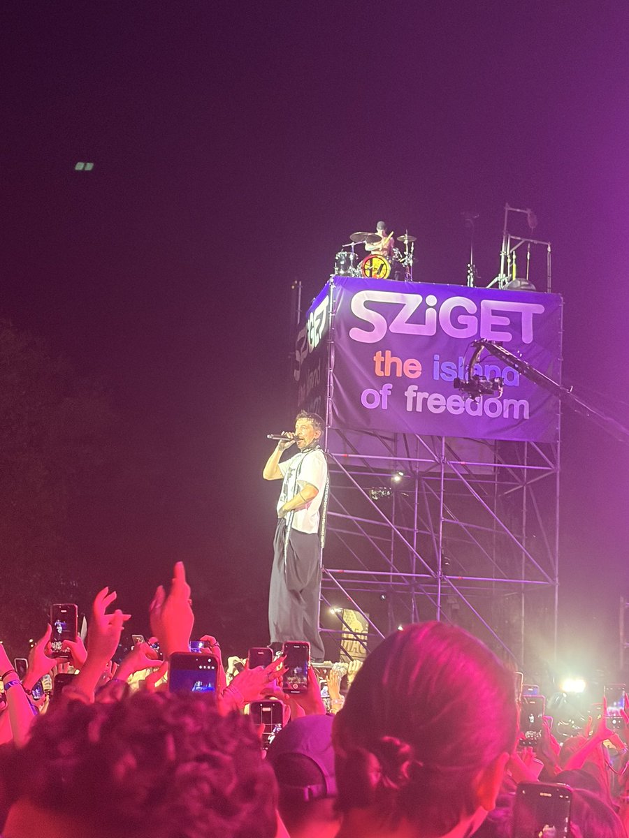 sophiaxmlbrry's tweet photo. first pilots selfie day im joining in!!
the first pic was just a few days before sziget, i need this feeling back:( 
&amp; also featuring my show of course⭐️

#pilotstwtselfieday #pilottwtselfieday https://t.co/PZZCcAXPtr