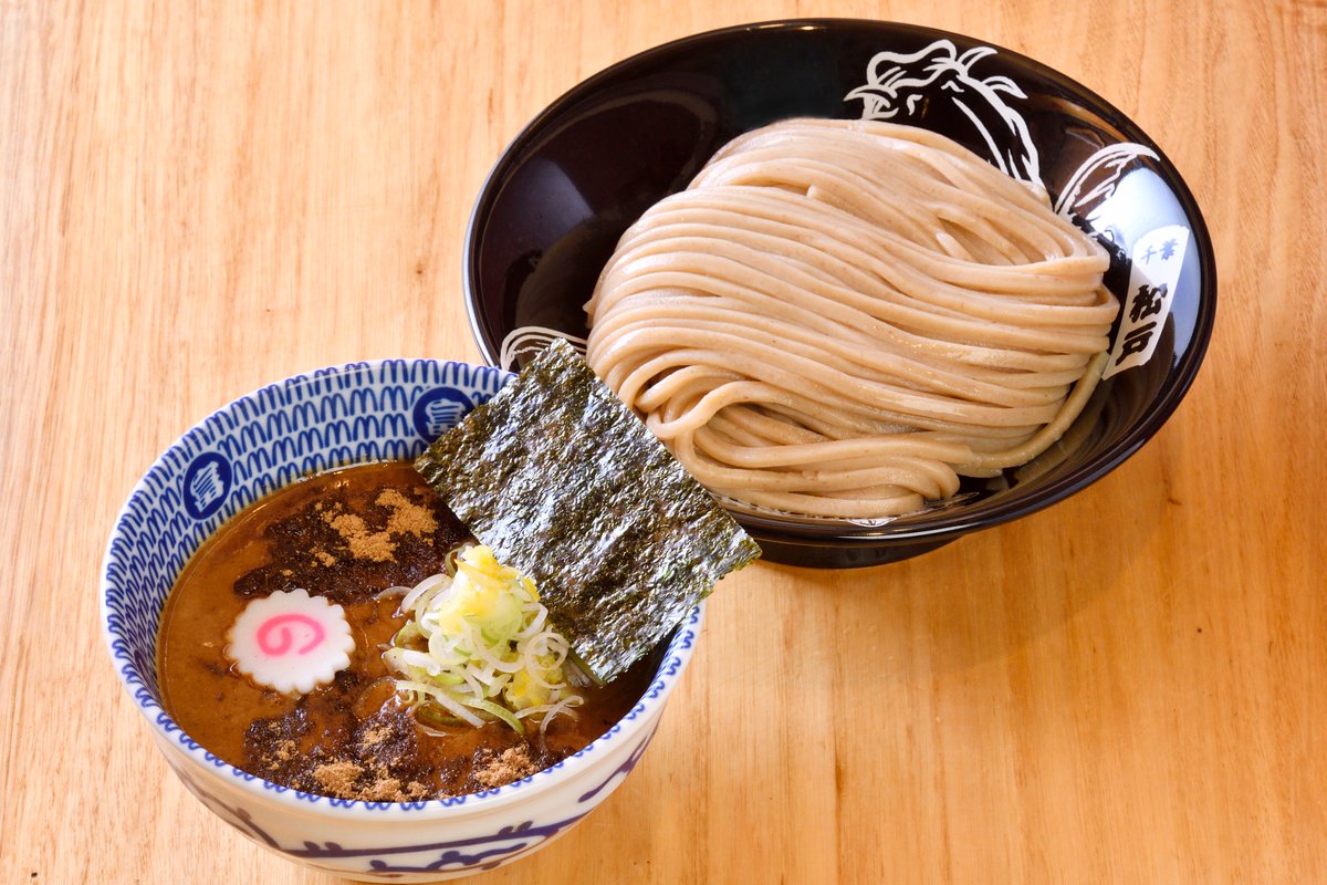 daitsukemenhaku's tweet photo. 富田さんの素敵なポストが
ありましたので…メニューの内容も
発表して参ります！！

中華蕎麦とみ田【11月13日〜15日】
『21年目の濃厚豚骨魚介つけめん』

富田さんからのコメントはコチラ
「濃厚な豚骨と魚介のつけダレに
　自家製全粒粉の太麺を合わせた
　王道のつけめん。
　店主自ら一杯一杯仕上げます。
　久しぶりの大久保公園。本気です。」

#中華蕎麦とみ田
#大つけ麺博
#ラー1GP
#本気でした