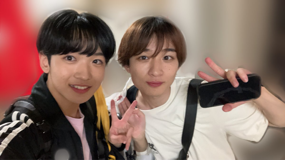 cloudten_member's tweet photo. みんな今日は☔️の中来てくれてありがと！！
初めてパパラッチ披露できて本当に楽しかったし、メンバーとWindsのみなさんのおかげで大切な思い出が増えました🧡
次いつ会えるかは分からないけど、みんなのことぜーったいに忘れない！！トミーとお疲れ様ショットだよん！

＃Cloudten ＃桜木せな https://t.co/TlmL862ijB