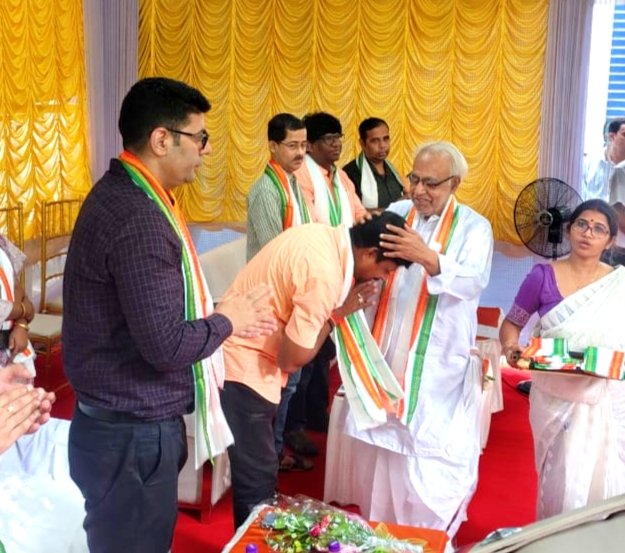 Tusarkumarmaju1's tweet photo. পাণ্ডুয়া BDO অফিসে ‘সেবা সংকল্প অভিযান’-এর মানবিক উদ্যোগে উপস্থিত থেকে অপুষ্টিতে ভোগা শিশুদের হাতে পুষ্টিকর খাদ্যসামগ্রী তুলে দিলাম। শিশুদের সুস্থতা ও পুষ্টির লক্ষ্যে এই উদ্যোগ।
#SevaSankalpAbhiyan #Pandua #ChildNutrition #JanSeva #Hooghly https://t.co/UGxS0RCES8