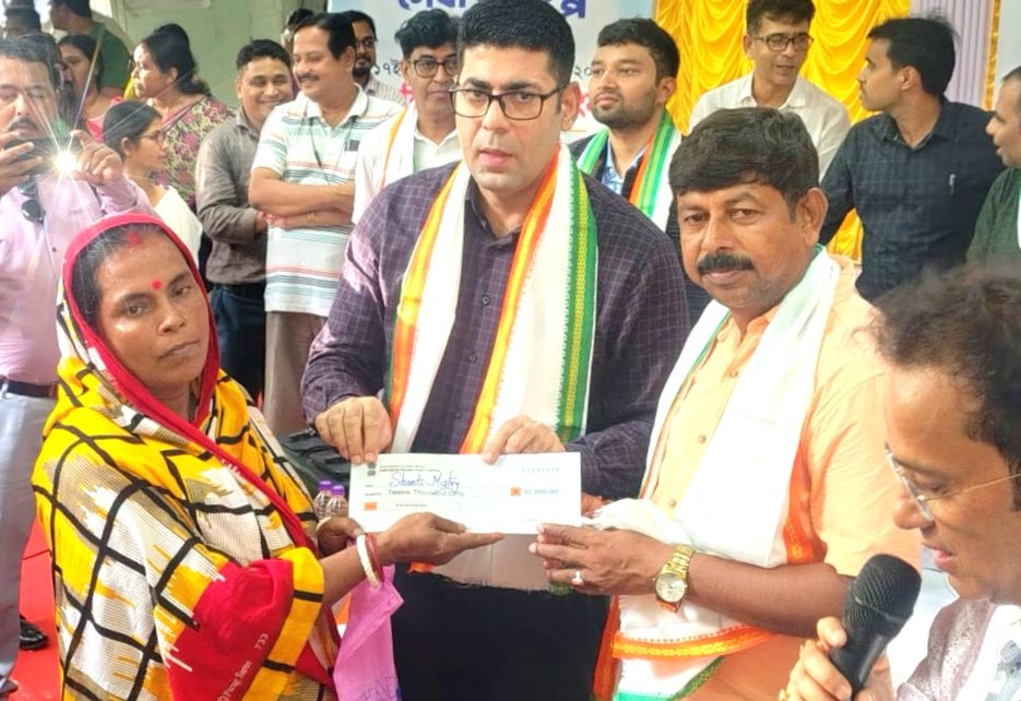 Tusarkumarmaju1's tweet photo. পাণ্ডুয়া BDO অফিসে ‘সেবা সংকল্প অভিযান’-এর মানবিক উদ্যোগে উপস্থিত থেকে অপুষ্টিতে ভোগা শিশুদের হাতে পুষ্টিকর খাদ্যসামগ্রী তুলে দিলাম। শিশুদের সুস্থতা ও পুষ্টির লক্ষ্যে এই উদ্যোগ।
#SevaSankalpAbhiyan #Pandua #ChildNutrition #JanSeva #Hooghly https://t.co/UGxS0RCES8