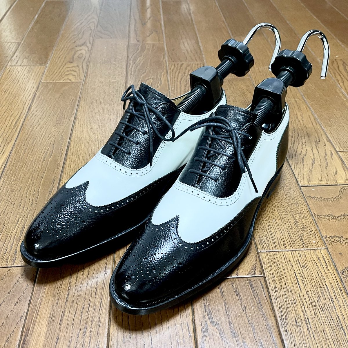 jinnonatsumi's tweet photo. デビューを控え調整中のマイシューズ。僕は甲高なので紐靴やローファーの場合は甲伸ばし専用のストレッチャーを使って自分の足に合わせていきます。
途中何度も皮用クリームを塗ったりとなかなか硬く手強いコンビシューズ。「おしゃれには努力も必要」を自ら実演中です。 https://t.co/f2ZJa3CuWf