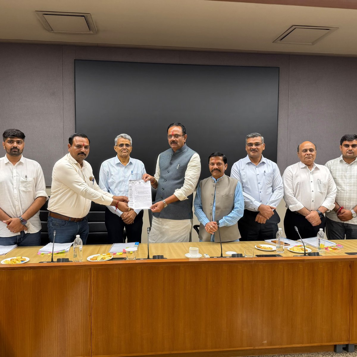 RameshKataraMLA's tweet photo. ગાંધીનગરના સ્વર્ણિમ સંકુલ-૧ ખાતે આવેલ ‘તાપી હોલ’માં આજે એક મહત્ત્વપૂર્ણ બેઠક યોજાઈ હતી, જેમાં ઉપસ્થિત રહ્યો હતો.

​બેઠક દરમિયાન ગ્રામ સેવક મંડળ દ્વારા રજૂ કરાયેલા વિવિધ પડતર પ્રશ્નો, માંગણીઓ અને અગત્���ના મુદ્દાઓ પર ઊંડાણપૂર્વક તેમજ અત્યંત સકારાત્મક વાતાવરણમાં ચર્ચા-વિચારણા કરી. https://t.co/RNC7EpMq4d