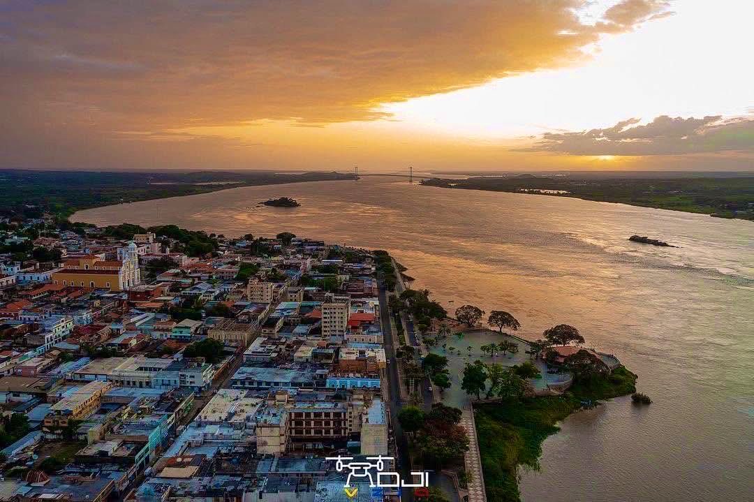 GianlucaCoccon1's tweet photo. Hermoso ocaso sobre 
COUDAD BOLÍVAR el soberbio Río Orinoco al fondo el majestuoso Puente Angostura …Edo Bolívar 
🇻🇪🇻🇪🇻🇪🇻🇪🇻🇪🇻🇪🇻🇪🇻🇪🇻🇪🇻🇪🇻🇪🇻🇪
@DjiVzla https://t.co/kqT0CBrECI