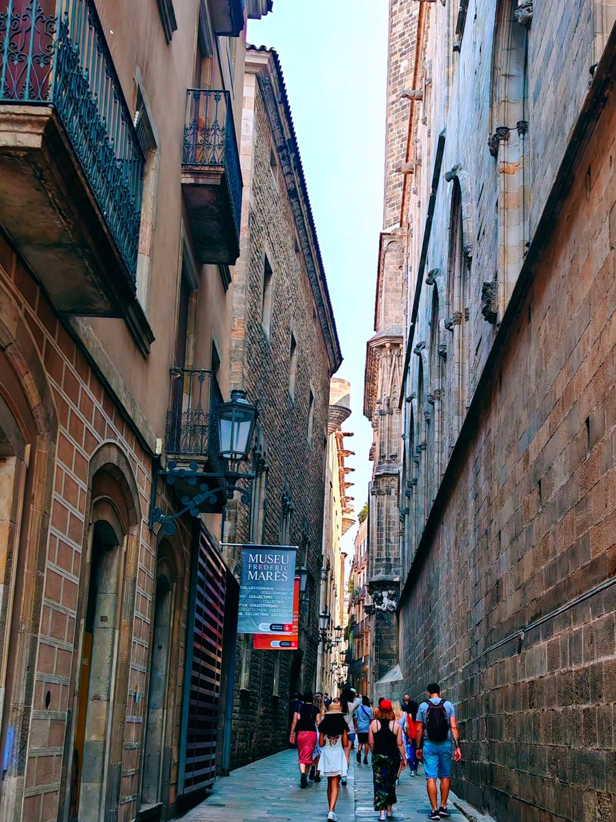 LeifTruongkyl's tweet photo. @BarcelonaAero  llegué puntual! Ahora camino hacia el centro para probar la famosa paella del Born https://t.co/WBpaijUqwB