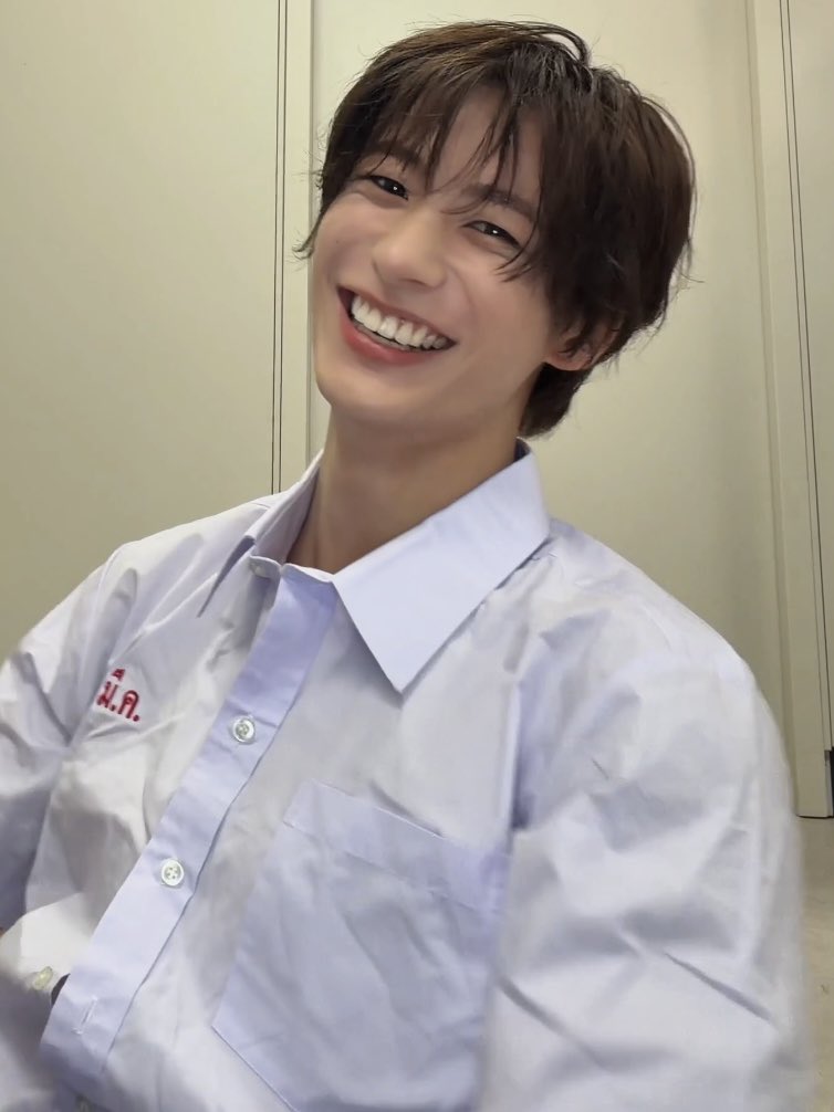 asbaguette's tweet photo. แอนตันชุดนักเรียนคือที่หนึ่ง หน้าหล่อ ยิ้มหวาน เด็กชายล้วน เรียนจบได้ขึ้นป้ายไวนิลใหญ่ ตัวท็อปเพจ cute boy ประเทศไทย 😭 https://t.co/IVXBOzlNKq