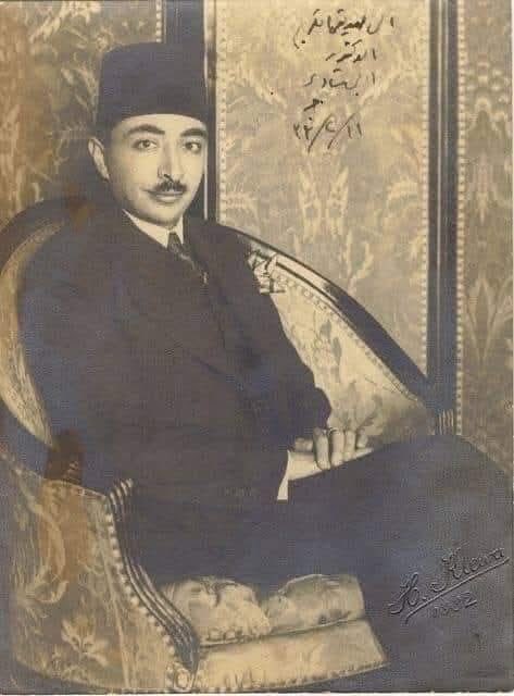 aa_alfaris's tweet photo. كان إبراهيم ناجي في 16 من عمره حين وقع في حب بنت الجيران , وبسبب صغر سنهما لم يتمكن من طلب يدها أو التقدم لها, ثم سافر من مدينة المنصوره إلى القاهرة لكي يدرس الطب وعندما عاد بعد سنوات سمع أنها تزوجت ..

بعد تلك الحادثة بحوالي 15 سنة وفي أحد الليالي دق رجل أربعيني بابه وأخبره أن زوجته الحامل على وشك الموت من جرّاء الولادة الصعبة وقد كان الطبيب الوحيد في الحي .. فلحق به إلى بيته مسرعا ودخل هناك وبينما كان يسعى لتوليدها كانت تجد صعوبة كبيرة في التنفس فطلب منها أن تكشف الستار الذي على وجهها لكي تتنفس جيدا لتكون صدمته كبيرة بأن المرأة التي كان يساعدها في الولادة هي نفسها التي أحبها في طفولته , فأجهش الطبيب بالبكاء وهو يحاول توليدها باحترافية وسط دهشة الحضور الذين لم يفهموا ما القصة, وبعد محاولات ماراثونية استطاع الطبيب إنقاذ المرأة ووضعت طفلها في خير وعافية والجميع كان سعيدا بينما قام هو من مكانه وخرج من البيت رافضا أن يقبض ثمن عمله ..

حين عاد لبيته كان الفجر قد أذن , جلس على عتبة بابه وحمل قلما ودستة أوراق وكتب قصيدة مطلعها " يا فؤادي لا تسل أين الهوى كان صرحا من خيال فهوى .. " , هذه القصيدة طويلة جدا ومعروفة باسم " قصيدة الأطلال " ,, بعد وفاة الطبيب بسنوات قليلة السيّدة أم كلثوم قرأت هذه القصيدة وتأثرت بها جدا .
لحنها الموسيقار رياضة السنباطي   لتصبح واحدة من أشهر وأعظم كلاسيكيات الموسيقى العربية والعالمية في التاريخ .. رائعة اغنية  الأطلال ..