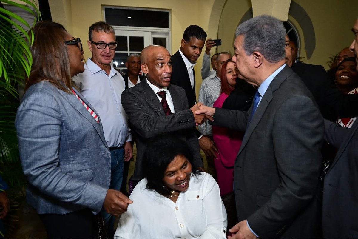 Evelynp881's tweet photo. Seguimos creciendo, organizándonos y construyendo. El Dr. Leonel Fernández recibió en Miami a nuevos integrantes provenientes del Partido Reformista Social Cristiano. Este es el proyecto que une y transforma.

#LeonelEnUSA #LeonelEnMiami #FuerzaDelPueblo
@LeonelFernandez https://t.co/ARpsBOVzVd