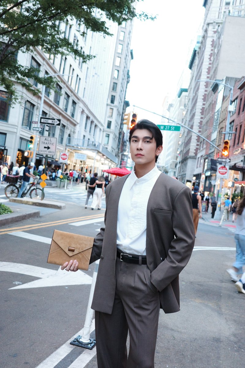 Yloveyouchannel's tweet photo. THE MEW YORK MOMENT! “มิว ศุภศิษฏ์” เดินเกมแฟชั่นกลางนิวยอร์ก กับ 4 แบรนด์ชั้นนำ

ภาพเพิ่มเติม🕹https://t.co/Ka6JYPDhFy

นิวยอร์กรอบนี้ไม่ได้มีแค่แฟชั่นวีค แต่มี “Mew York Moment” ที่น่าจับตามอง เมื่อช่วงต้นเดือนกันยายนที่ผ่านมา ศิลปินหนุ่ม “มิว ศุภศิษฏ์ จงชีวีวัฒน์” บินลัดฟ้าสู่มหานครนิวยอร์ก สหรัฐอเมริกา และใช้เวลาเกือบครึ่งเดือนกับหลากหลายงานด้านแฟชั่น ตั้งแต่ฟร้อนท์โรว์ไปจนถึงการก้าวขึ้นรันเวย์ พร้อมร่วมงานกับ 4 แบรนด์ชั้นนำ เรียกว่าทริปเดียวได้เห็น “มิว” ในหลายแฟชั่นโมเมนต์ แต่ละลุค แต่ละงาน ต่างก็มีคาแรกเตอร์ที่ชัดเจนในแบบของตัวเอง

เปิดทริปด้วย Montblanc แบรนด์ลักชัวรีระดับโลกที่ “มิว” ร่วมงานในฐานะ Friend of the Brand กับอีเวนต์ “100 Years of Leather” เพื่อร่วมเฉลิมฉลองครบรอบ 100 ปีของผลิตภัณฑ์เครื่องหนัง ท่ามกลางเหล่าคนดังระดับโลกที่มาร่วมค่ำคืนพิเศษนี้ ก่อนสวิตช์มู้ดมาที่ COS กับการร่วมงานกันเป็นครั้งแรกใน New York Fashion Week ปีนี้ ซึ่งแบรนด์ยังคงถ่ายทอดตัวตนผ่านสไตล์โมเดิร์น งานตัดเย็บที่ประณีต และความเรียบเท่อันเป็นเอกลักษณ์ โดยหนุ่ม “มิว” เช็กอินฟร้อนท์โรว์ พร้อมนั่งเคียงข้าง “KUN” ซูเปอร์สตาร์จากประเทศจีน และ Global Brand Ambassador ของ COS กลายเป็นอีกหนึ่งโมเมนต์ที่ได้รับความสนใจจากแฟน ๆ ไม่น้อย

แต่ไฮไลต์ของ “มิว” ยังไม่หมดเพียงเท่านี้ เพราะครั้งนี้เขาขยับจากฟร้อนท์โรว์สู่การก้าวขึ้นรันเวย์ New York Fashion Week เป็นครั้งแรก กับ Private Policy แบรนด์แฟชั่นสัญชาติอเมริกัน ที่มาพร้อมสไตล์สตรีตสปอร์ตสุดเท่ แฝงความดุดันในแบบฉบับของตัวเอง ก่อนที่ “มิว” จะไปต่อกับอีกหนึ่งโชว์ “One Night in Bangkok” อีเวนต์พิเศษที่จัดขึ้นใน New York Fashion Week 2026 เพื่อผลักดันแบรนด์แฟชั่นไทยสู่เวทีระดับโลก โดยครั้งนี้เขาได้ร่วมเดินแฟชั่นโชว์ให้กับ KH Editions แบรนด์สตรีตแวร์ที่ถ่ายทอดจิตวิญญาณแห่งอิสระและความดิบ ผ่านงานดีไซน์นอกกรอบที่ยังคงสวมใส่ได้จริงในชีวิตประจำวัน ถือเป็นอีกหนึ่งแฟชั่นโมเมนต์ที่ช่วยปิดทริปนิวยอร์กครั้งนี้ได้อย่างน่าจดจำ

เมื่อมองภาพรวมตลอดเกือบครึ่งเดือน ตั้งแต่ Montblanc, COS, Private Policy จนถึง One Night in Bangkok ทริปนี้มีครบทั้งแบรนด์ที่ร่วมงานกันมาอย่างต่อเนื่อง การร่วมงานกับพาร์ตเนอร์ใหม่ ไปจนถึงประสบการณ์ครั้งแรกบนรันเวย์ของ NYFW เรียกว่าไฟลต์นี้บินมานิวยอร์ก คุ้มทุกแฟชั่นโมเมนต์จริง ๆ และยังทำให้เราได้เห็นภาพของ “Mew in Fashion” ชัดเจนขึ้นอีกด้วย

โดยหนุ่ม “มิว ศุภศิษฏ์” เล่าถึงการเดินทางครั้งนี้ว่า “เป็นทริปที่สนุกและได้ประสบการณ์ใหม่เยอะมากครับ แต่ละแบรนด์ก็มีคาแรกเตอร์ และวิธีการทำงานที่แตกต่างกัน โดยเฉพาะการได้เดินแฟชั่นโชว์ที่ New York Fashion Week เป็นครั้งแรก ทั้งตื่นเต้นและท้าทายมาก ๆ ครับ ดีใจที่ได้รับโอกาสนี้ และหวังว่าจะมีโอกาสได้กลับมาทำงานด้านแฟชั่นในระดับอินเตอร์อีกเรื่อย ๆ ครับ”

และถ้าจะนิยามทริปนิวยอร์กครั้งนี้สั้น ๆ ก็คงเป็นอีกหนึ่ง “The Mew York Moment” ที่พา “มิว” จากฟร้อนท์โรว์สู่รันเวย์ พร้อมขยับบทบาทของตัวเองใน Global Fashion Scene ให้ชัดเจนขึ้นอีกหนึ่งสเต็ป

#MEWinNYFW2026 #100YearsofLeatherxMew #cosAW26xMew #privatepolicyxMew #OneNightRunwayxMew #MewSuppasit