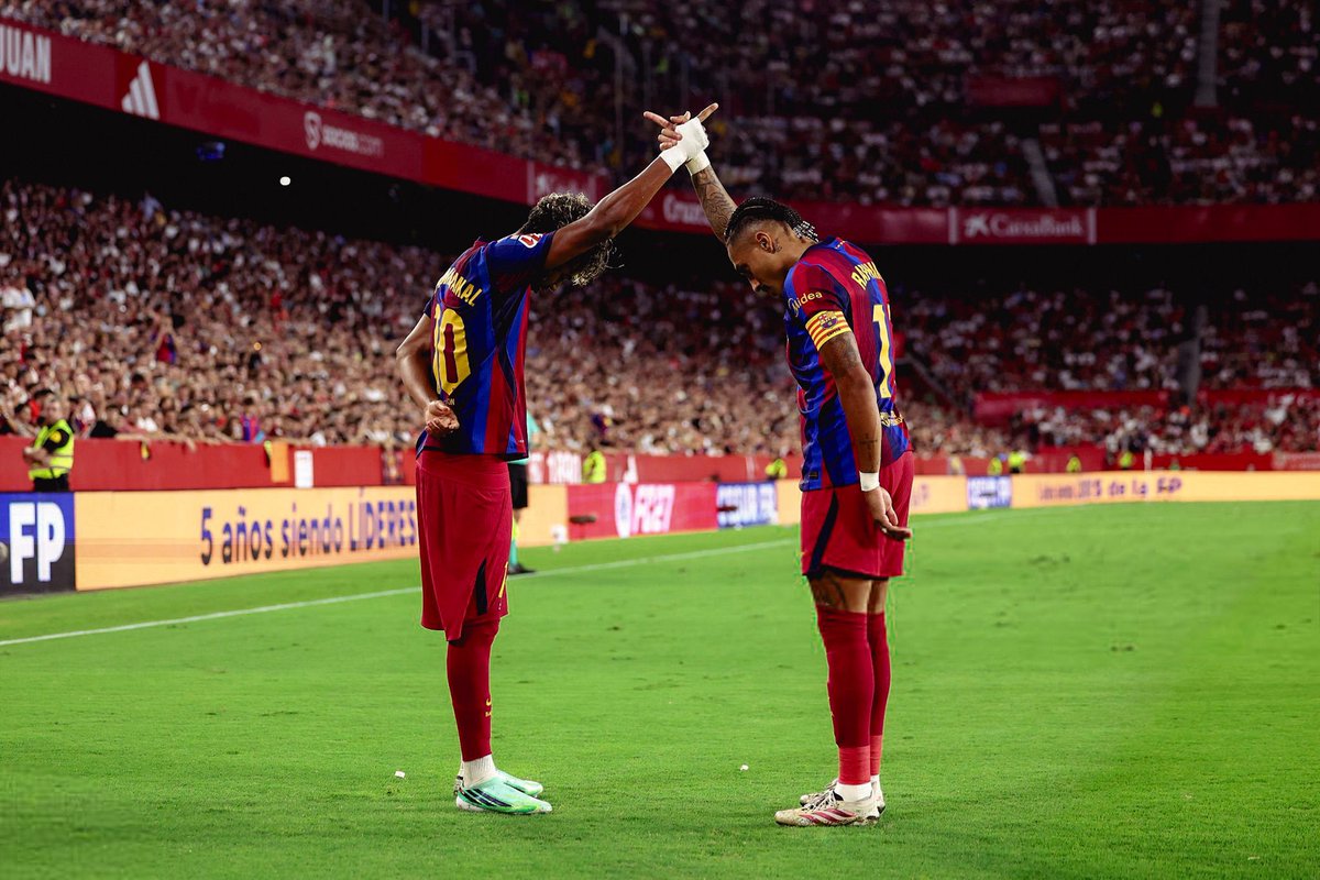 ReshadRahman's tweet photo. ❗️Raphinha mentors and consoles Lamine Yamal by working with him on aspects such as free-kicks and penalties. He is deeply committed to the club and wants to help out the youngsters. @LaVanguardia #FCB ✨💙❤️ https://t.co/VRnqIdBmEF