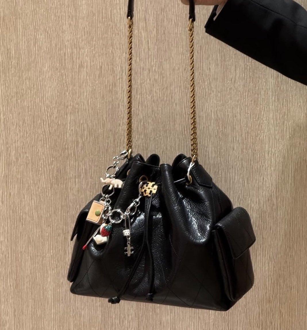 yu__624777's tweet photo. Tory Burchのこのバッグかわいい‼️
シャネルっぽさすごいけど普通にカワイイ
（ ܸʚ̴̶̷̷⩊ʚ̴̶̷̷ ܸ）🎀✨️ https://t.co/IOE7MSsU0x