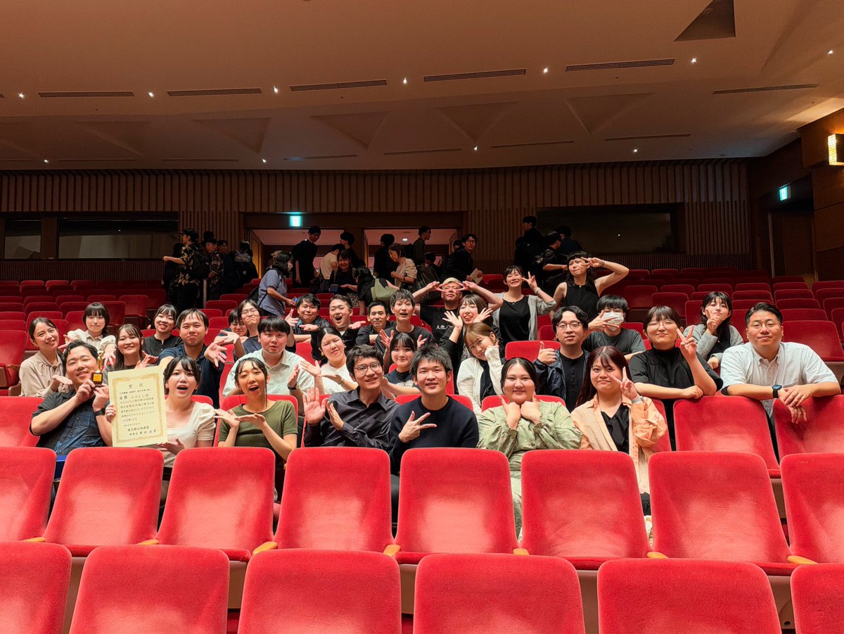 kamikamichorus's tweet photo. 今年もありがたいことに金賞を受賞しました🌊
32人での海は確実に無謀な挑戦でしたが、同じ曲を演奏されたCANTUS ANIMAEの雨森先生・平林さん・野間さんからもアツいありがたいご感想をいただけて、本当にハートフルなコンクールでした。

海はまたやりましょう🌊 https://t.co/NxZdMzwcn1