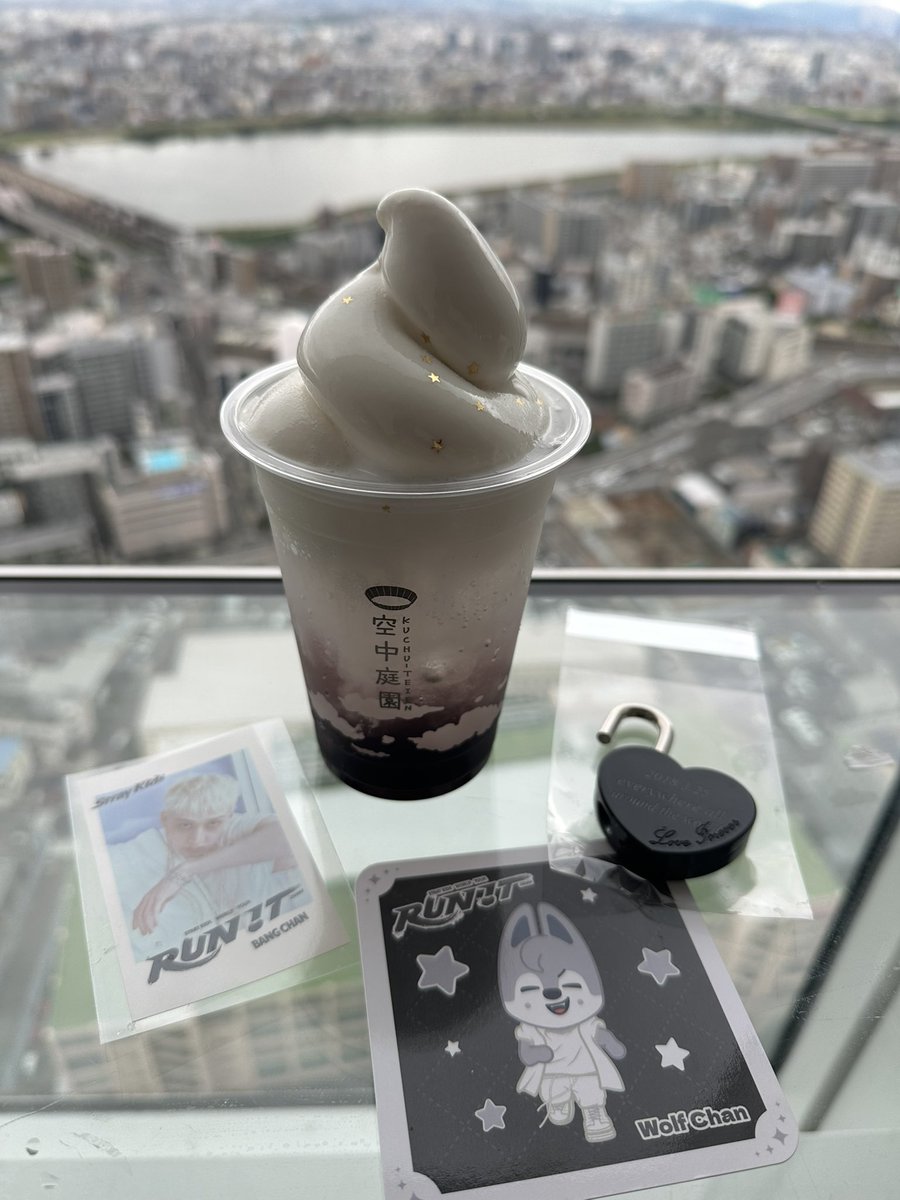 msti82444's tweet photo. 今日はチャニペンとして行ってきた！
黒の鍵かっこいい！

←親切なチャニペンさんが貸してくれたドリンク
→時間経ちすぎて悲しい姿の自分のドリンク https://t.co/2v981OPIWM