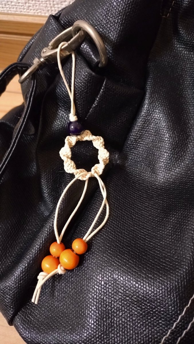 A7Akl0b's tweet photo. フープパーツを芯にしてねじり結びすると色々応用できると聞いて、ストラップとバッグチャームを目指してねじねじしてました
何も考えず作ったばかりにストラップ上部の紐が短過ぎて嘆き
八の字結びと焼きどめに四苦八苦して
目はショボショボで首も肩もバキバキだけど

た、楽しかったー……！！ https://t.co/yGdBlRanR0